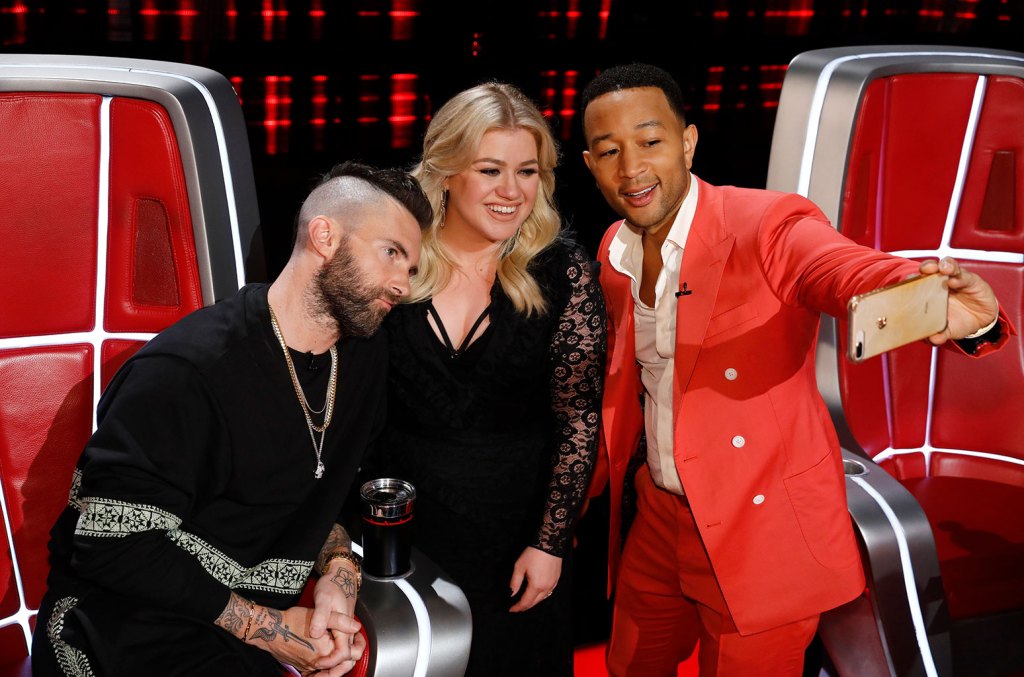 Kelly Clarkson, Adam Levine e John Legend retornam ao 'The Voice' em nova fase O painel de coaching de 'The Voice' trará de volta Kelly Clarkson, Adam Levine e John Legend, que retornam como parte de uma grande reformulação do programa. (Foto: Reprodução)