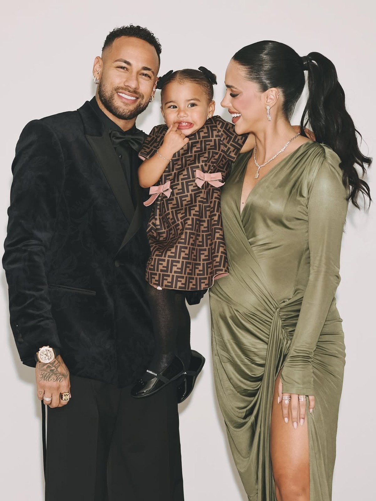 Neymar anuncia nascimento da filha Mel após rompimento da bolsa em São Paulo Neymar com Bruna Biancardi e a filha Mavie (Foto: Reprodução Instagram)
