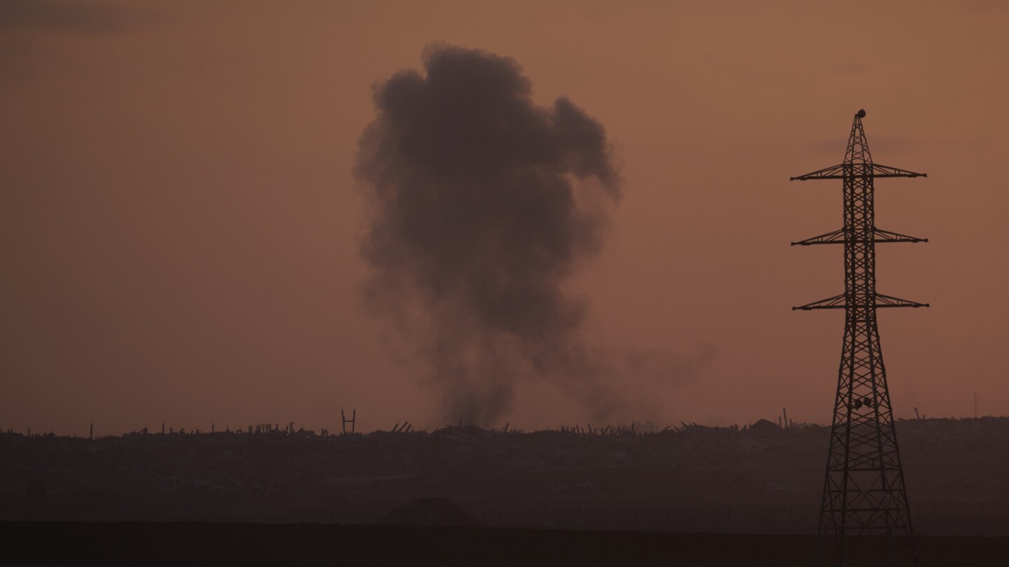 A fumaça de um bombardeio israelense se eleva sobre a Faixa de Gaza, vista do sul de Israel, na quarta-feira, 2 de julho de 2025. (Foto: AP Photo/Ohad Zwigenberg)