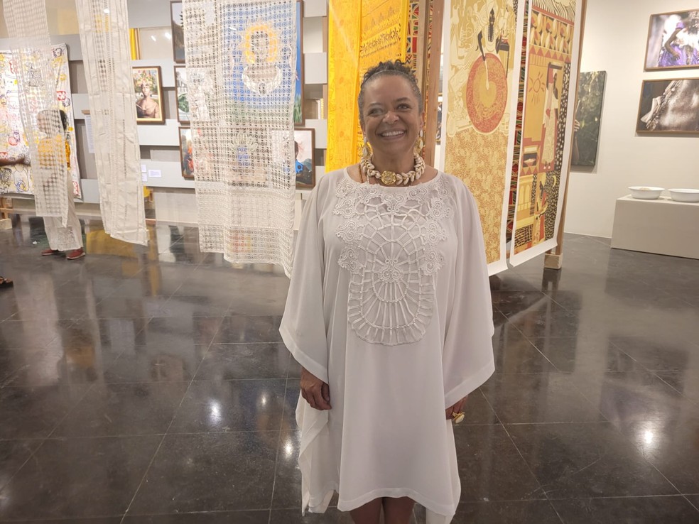 Ana Maria Gonçalves faz história como primeira mulher negra na ABL Autora de Um Defeito de Cor, Ana Maria Gonçalves festeja abertura de exposição sobre o livro na Bahia (Foto: Eric Luis Carvalho/g1)