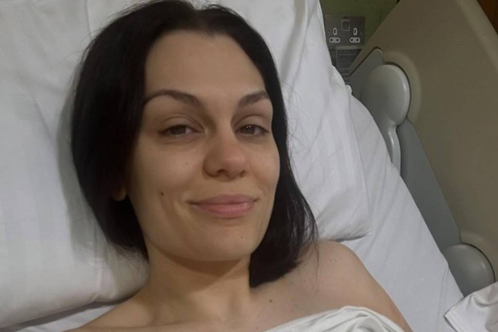 Jessie J compartilha novidades sobre sua recuperação após cirurgia de câncer de mama Voltarei com peitos enormes e mais música (Foto: Reprodução/Instagram)