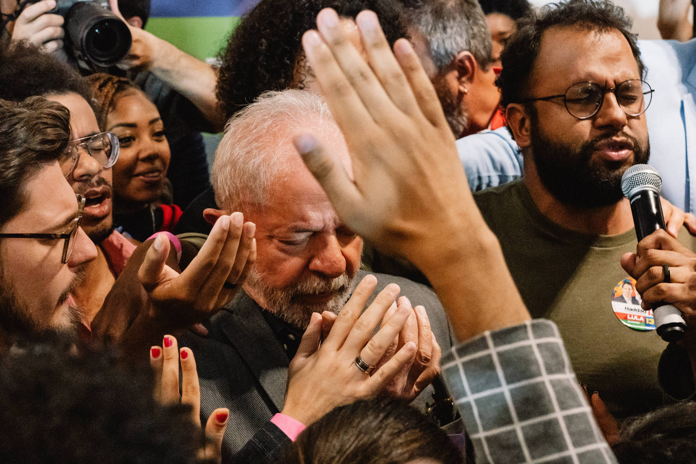 Petra Costa revela trailer de 'Apocalipse nos Trópicos' na Netflix Luiz Inácio Lula da Silva durante evento de campanha para a Presidência com membros da comunidade evangélica, em São Paulo. Relações entre política e religião são exploradas no documentário 'Apocalipse nos Trópicos', de Petra Costa (Foto: Francisco Proner/Agence Vu'/Divulgação)