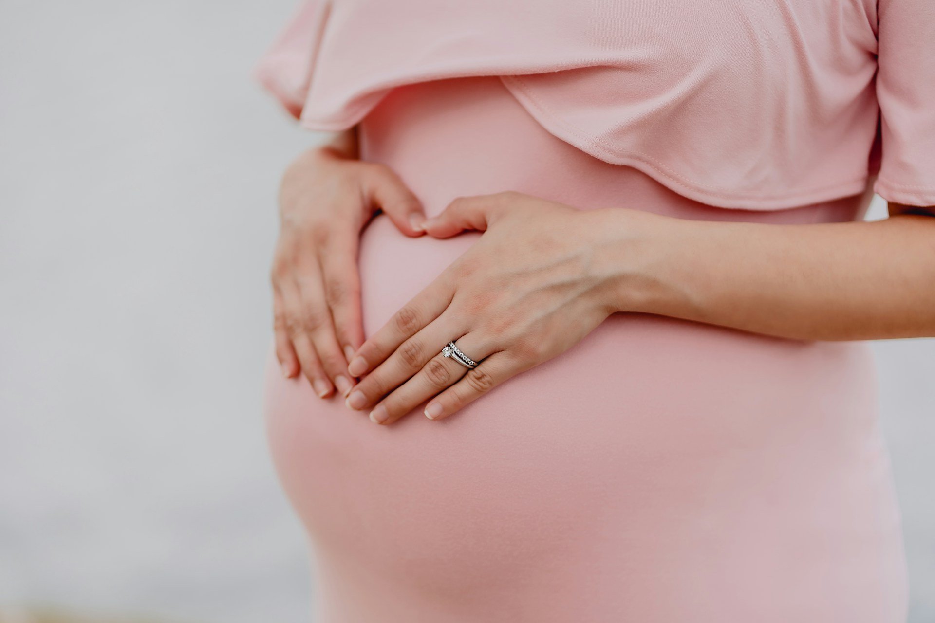 Número de brasileiros contra a legalização do aborto cresce, aponta pesquisa O número de brasileiros contrários ao aborto aumentou 2 pontos percentuais em relação a 2023. (Foto: Unsplash/Juan Encalada)