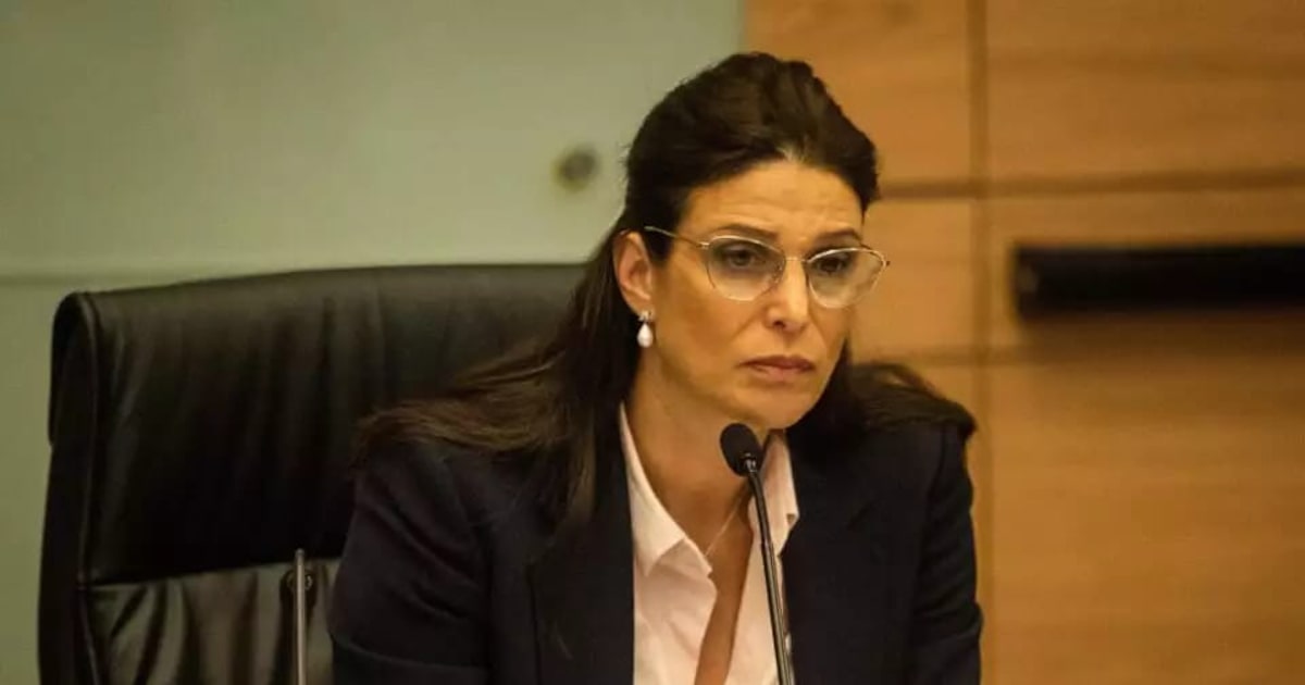 Oposição pede renúncia da coalizão extremista de Netanyahu A parlamentar Efrat Rayten discursa na Knesset, o Parlamento israelense, em Jerusalém (Foto: Efrat Rayten/Reprodução)