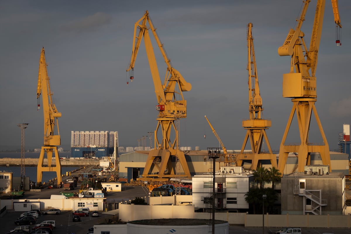 Navantia lidera o processo de modernização da defesa espanhola Astillero de Navantia na Baía de Cádiz. (Foto: PACO PUENTES)