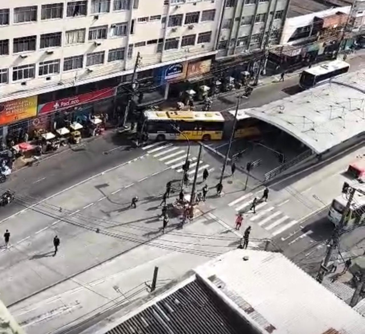 Um ônibus atravessado numa das pistas (Foto: Reprodução)