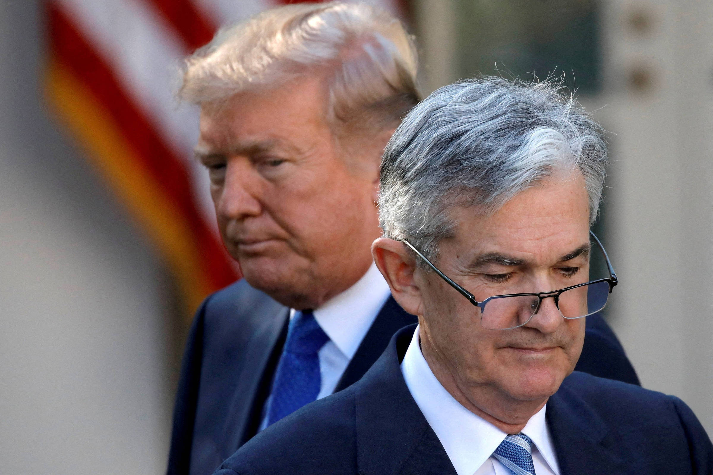 Trump critica presidente do Fed e gera instabilidade no mercado dos EUA Donald Trump e Jerome Powell participam de cerimônia na nomeação de Powell para presidir o Fed em 2017 (Foto: Carlos Barria - 02.nov.2017/Reuters)