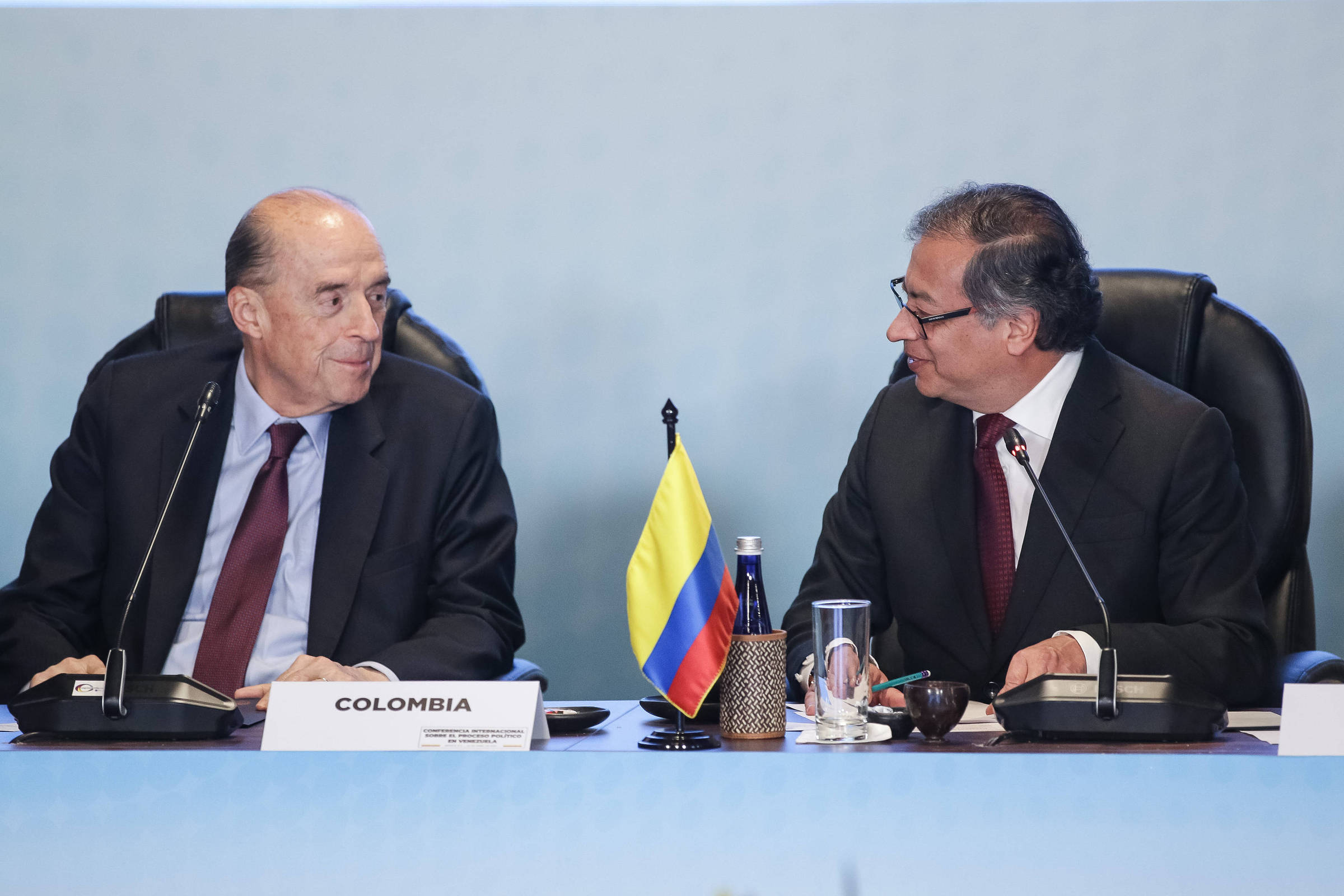 Ex-chanceler colombiano buscou apoio de Trump para derrubar presidente Petro O então chanceler da Colômbia, Álvaro Leyva (esquerda), conversa com o presidente Gustavo Petro durante evento no Palácio de São Carlos, em Bogotá, capital do país - 25.abr.23/Xinhua (Foto: Xinhua)