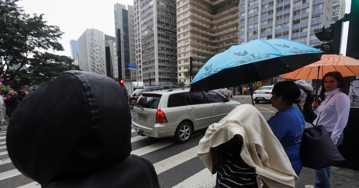 Paulistanos enfrentam dia de frio e chuva. (Foto: Tiago Queiroz/Estadão - 06/06/2025)