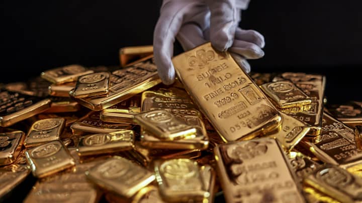 Investidores ricos diversificam com ouro, de frações de barras a cofres militares na Suíça Um funcionário manuseia barras de ouro de um quilograma na sede da YLG Bullion International Co. em Bangkok, Tailândia, em 22 de dezembro de 2023. (Foto: Chalinee Thirasupa | Bloomberg | Getty Images)