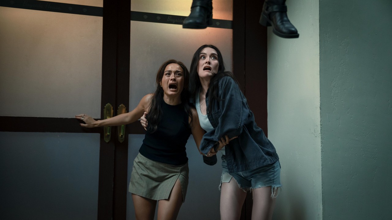Chase Sui Wonders e Sarah Pidgeon em 'Eu Sei o que Vocês Fizeram no Verão Passado' (Foto: Sony Pictures/Divulgação)