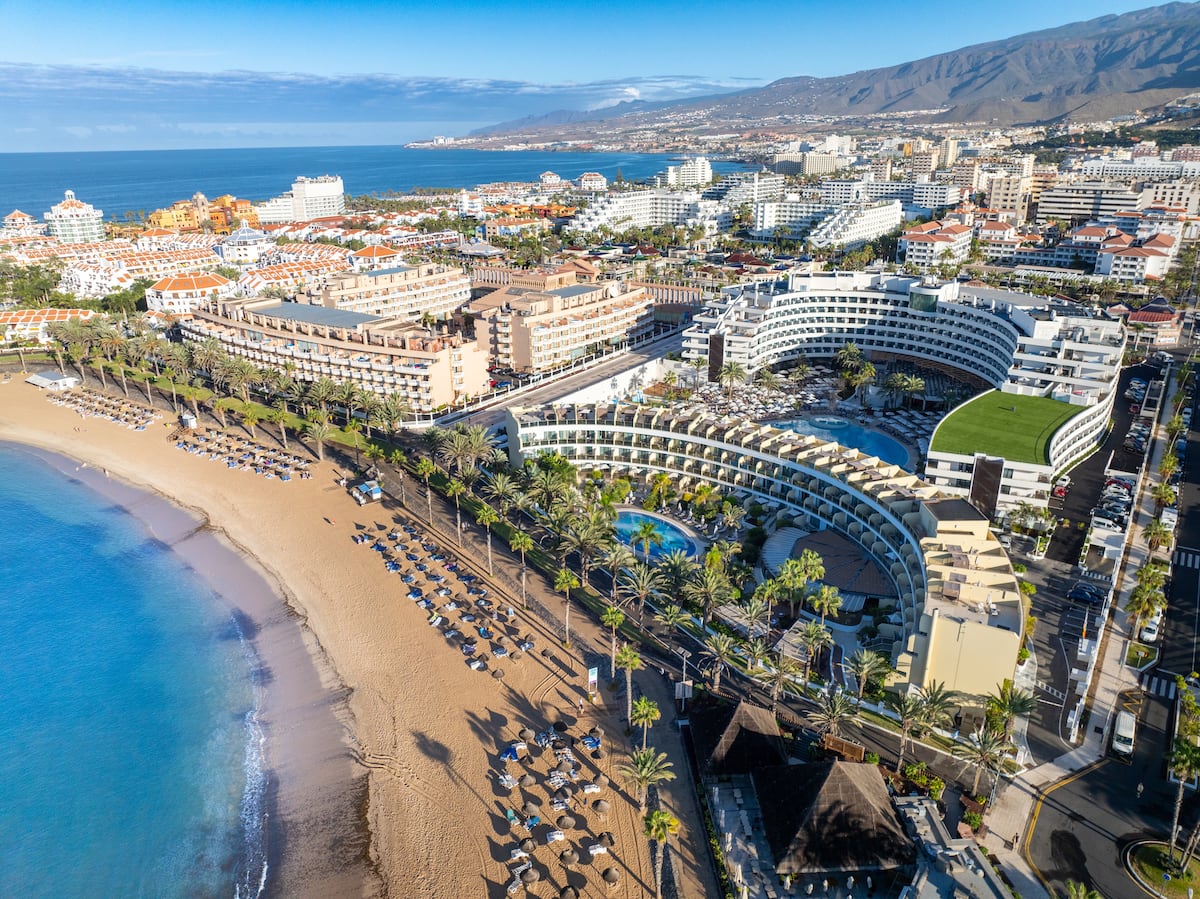 Spring Hotéis supera Amancio Ortega e compra hotel mais caro da história Vista aérea do complexo Mare Nostrum, em Tenerife, adquirido por Spring Hotels por 430 milhões. (Foto: Reprodução)