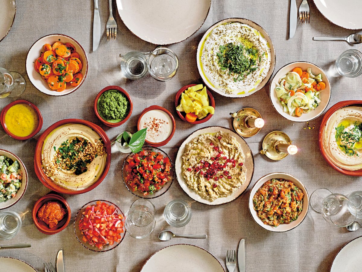 Livros revelam tudo sobre hummus e receitas como símbolos de paz Diferentes hummus dispostos em uma mesa. É uma imagem pertencente ao livro 'Hummus', de Malin e Nimrod Regev (Col&Col Ediciones). (Foto: CHRISTIAN GUSTAVSSON)