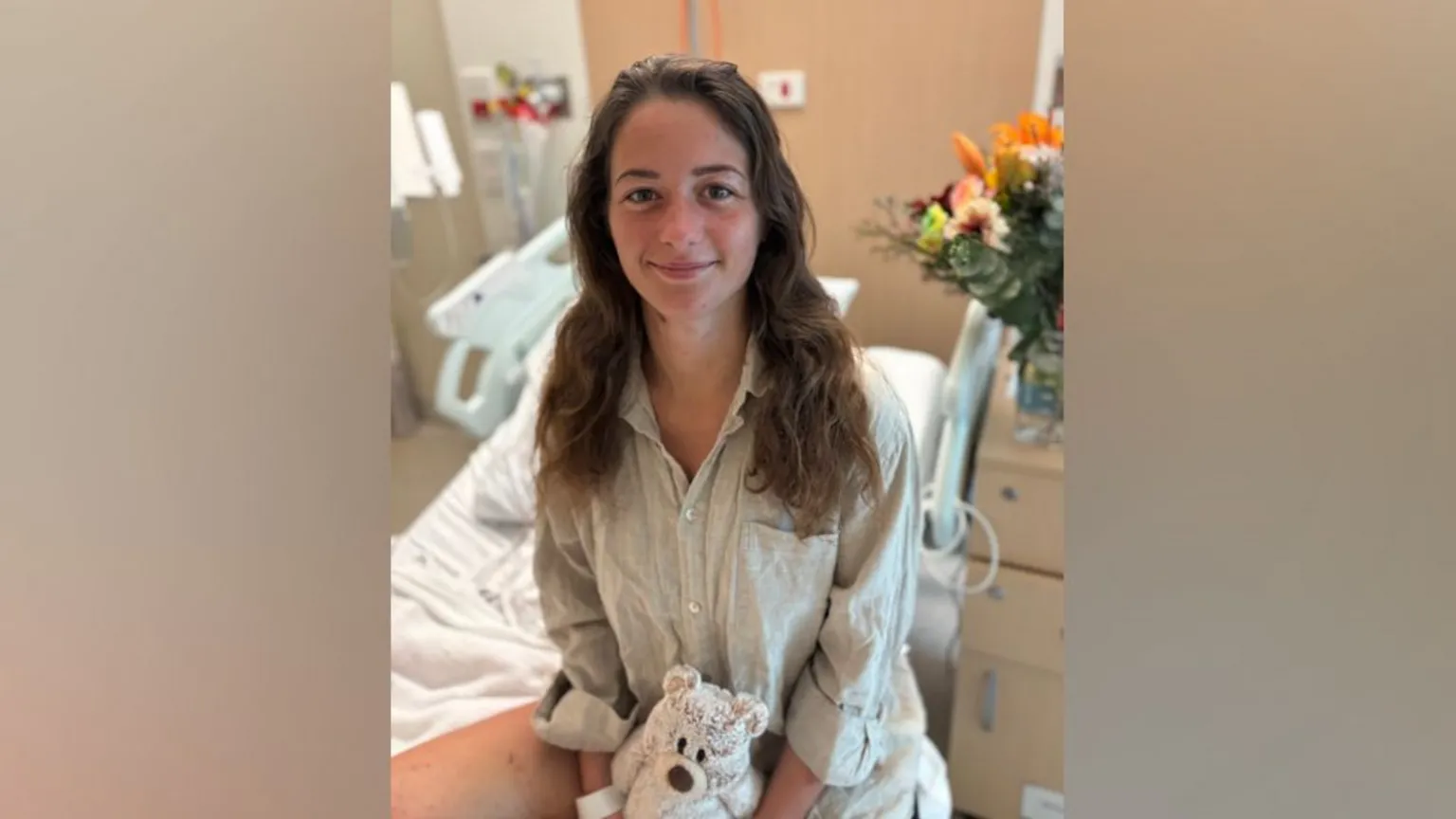 Aventureiro alemão resgatado no deserto australiano expressa gratidão pela ajuda Caroline Wilga em hospital em Perth, após ser finalmente encontrada na sexta-feira. (Foto: WA Police)