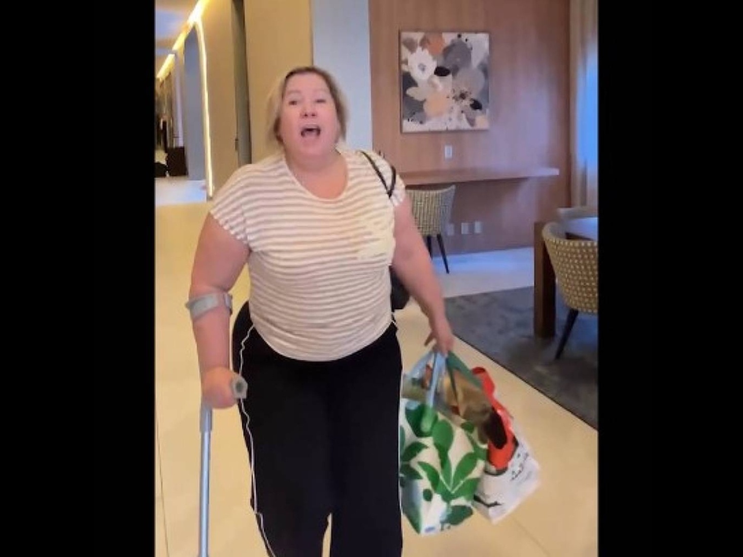 Jornalista Adriana Catarina Ramos de Oliveira, 61, presa no sábado por homofobia volta a ofender homens gays em condomínio em Higienópolis (Foto: Reprodução de vídeo)