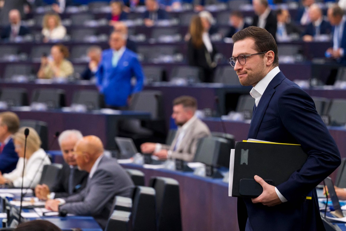 Polícia francesa realiza operação na sede do partido de extrema direita de Le Pen Presidente do Reagrupamento Nacional, Jordan Bardella, classificou operação como 'crueldade' (Foto: Jean-Christophe Verhaegen/AFP)