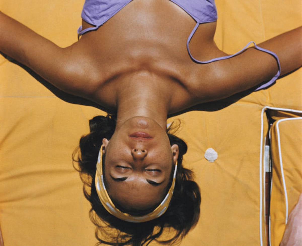 Bianca Volpato tomando sol em Capri. (Foto: Slim Aarons/Getty Images)