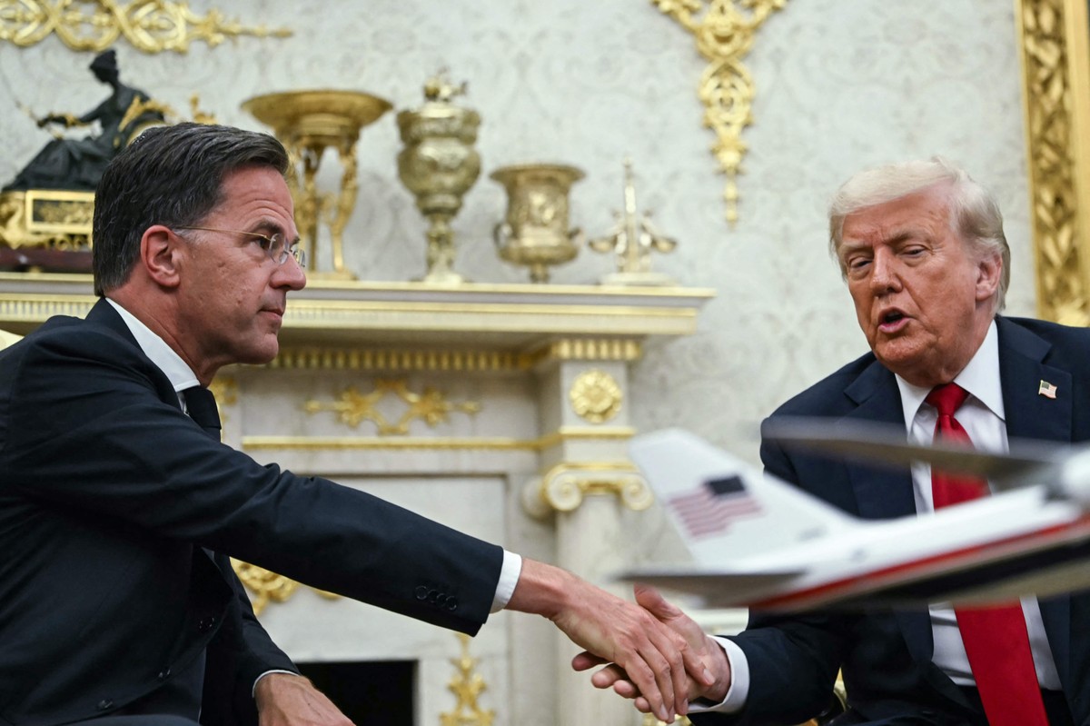 Trump se diz decepcionado com Putin, mas reafirma esperança em diálogo com Rússia O secretário-geral da Otan, Mark Rutte, é recebido pelo presidente dos EUA, Donald Trump, nesta segunda-feira (Foto: Andrew Caballero-Reynolds/AFP)