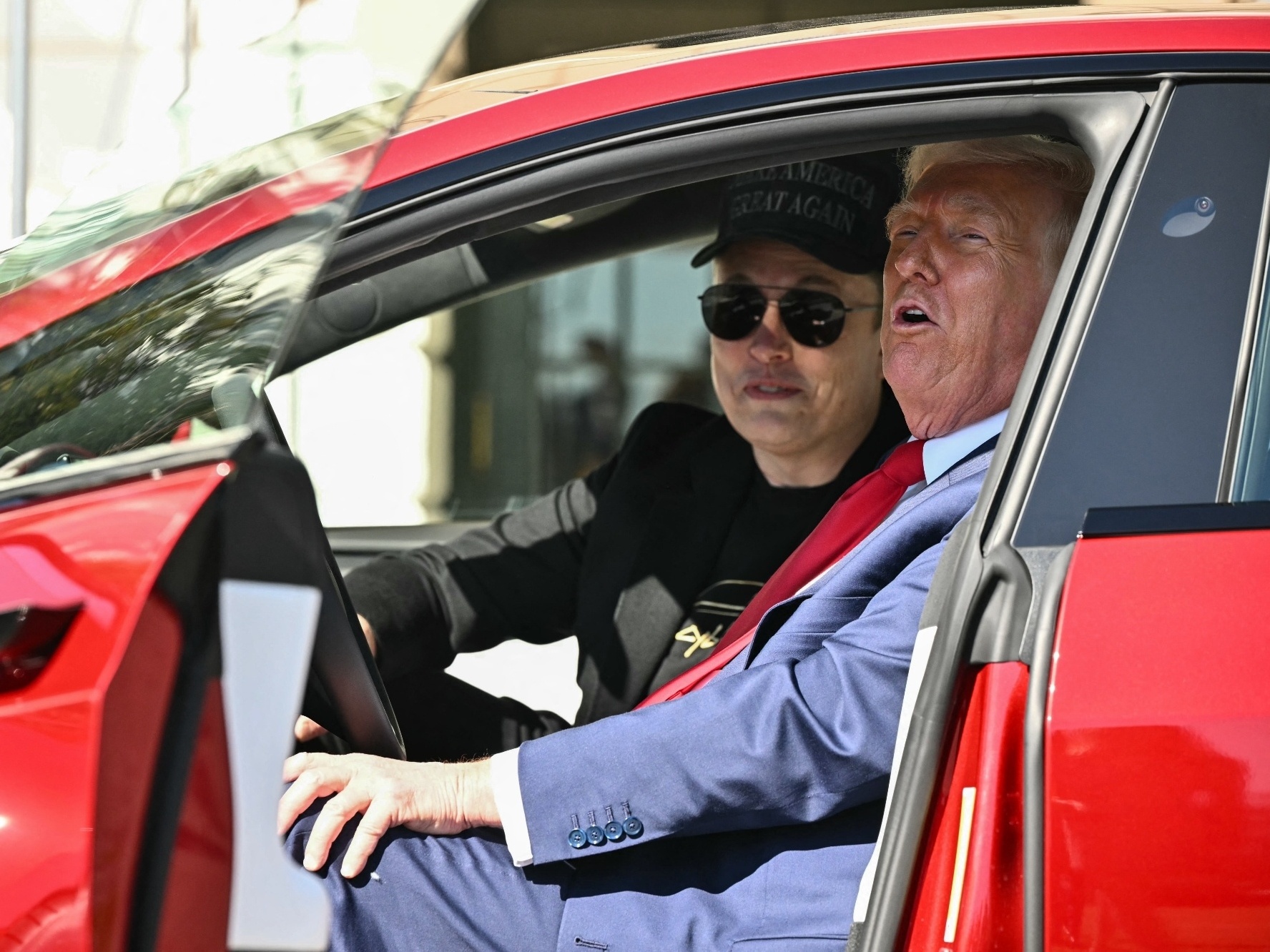 Assessora de Trump revela detalhes sobre relação com Elon Musk Elon Musk e Donald Trump dentro de um Tesla, na Casa Branca (Foto: Mandel Ngan/AFP)