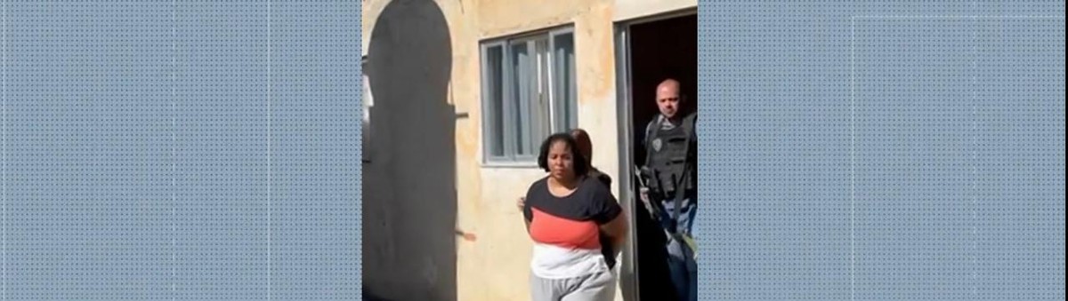 Flávia Silva Teixeira logo após ser presa em Itaboraí (Foto: TV Globo/Reprodução)