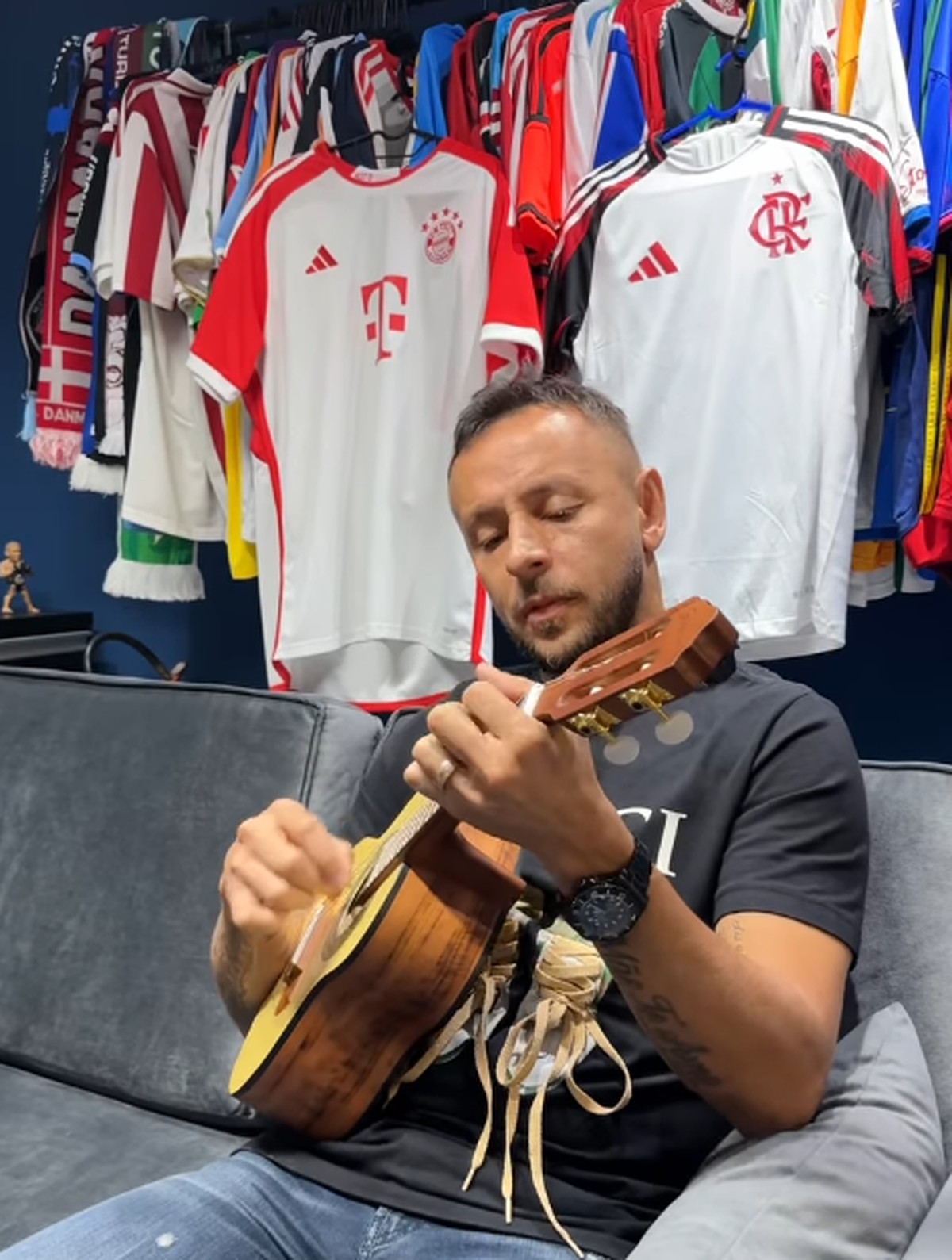 Rafinha ignora ligações de Muller e Filipe Luís e provoca duelo entre Flamengo e Palmeiras Duas Paixões: Rafinha brinca com duelo entre Flamengo e Bayern pela Copa do Mundo de Clubes (Foto: Reprodução)