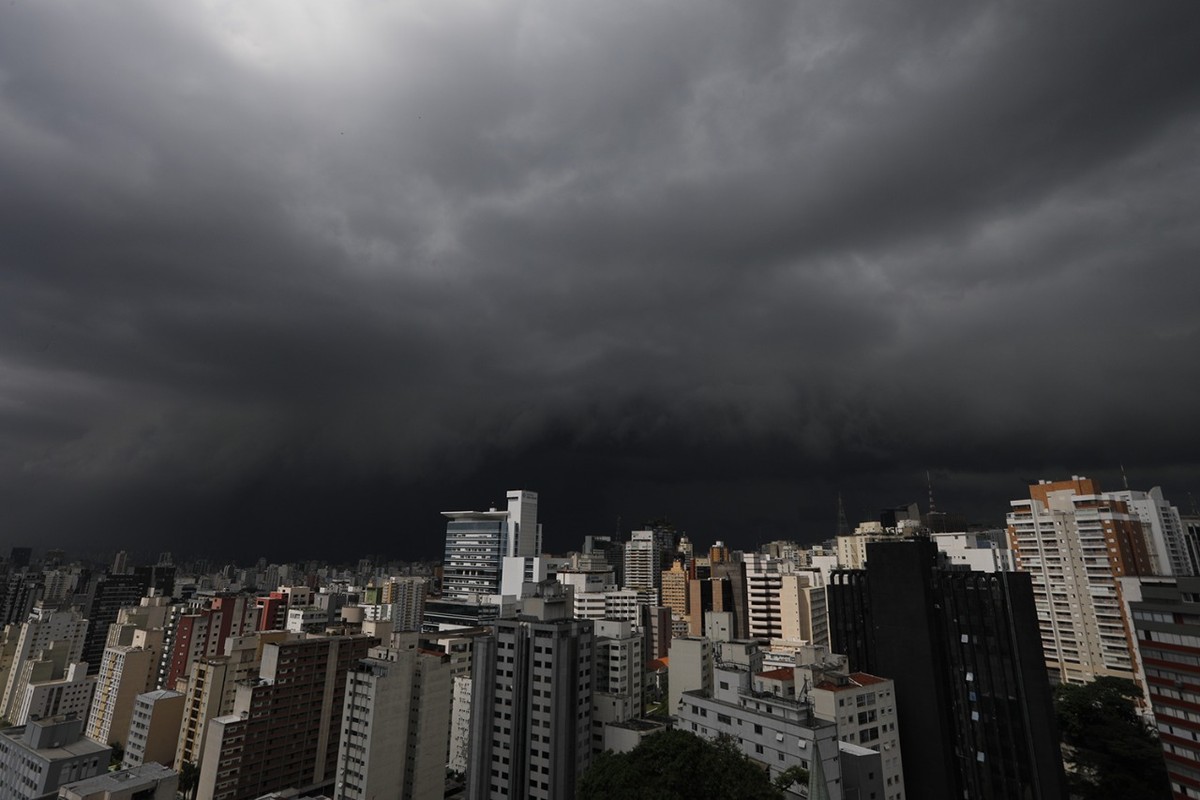 Temporal provoca chuvas em SC e PR e avança para o Nordeste nesta sexta-feira Temporal na região da Bela Vista, região central de São Paulo, em abril deste ano — Foto: Edilson Dantas / Agência O Globo