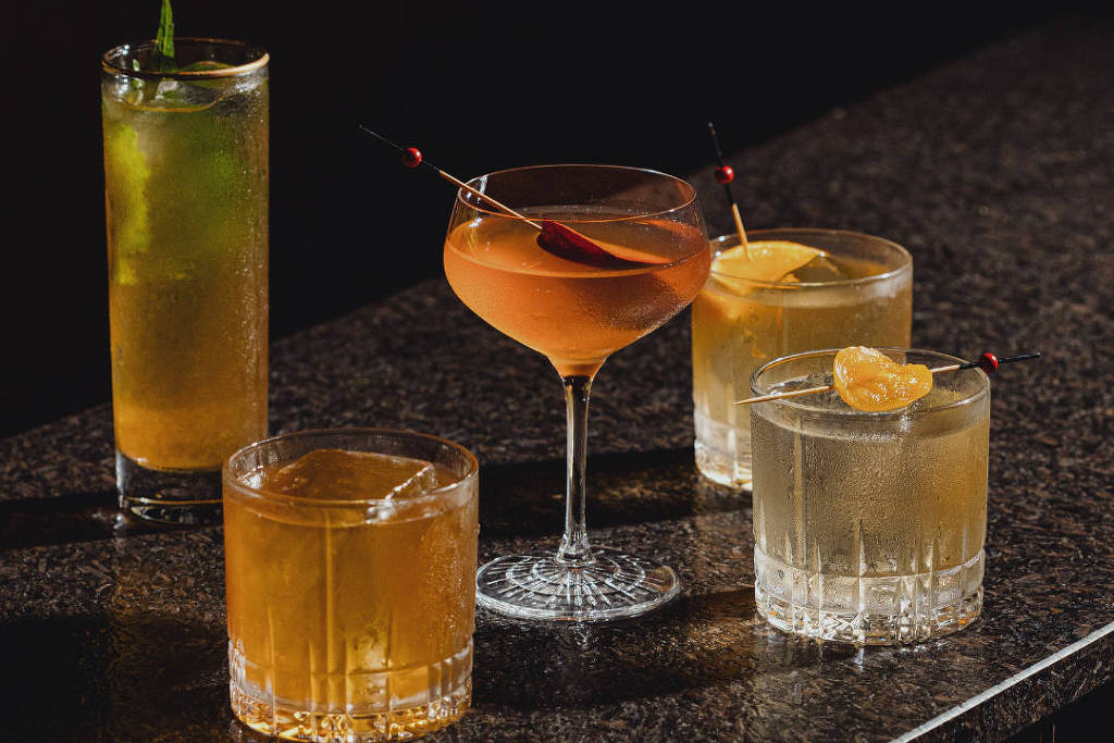 Kosushi inaugura bar japonês com DJ e promete experiências únicas para os clientes Drinques do Oku Bar, novidade do restaurante japonês Kosushi (Foto: Divulgação)