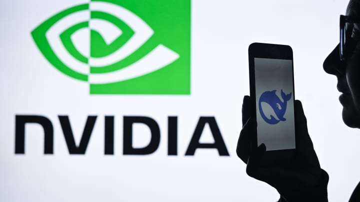 Sudeste asiático pode se beneficiar da rivalidade tecnológica entre EUA e China Uma mulher segura um celular com o logo da DeepSeek, com o logo da Nvidia exibido ao fundo. (Foto: Nurphoto | Nurphoto | Getty Images)