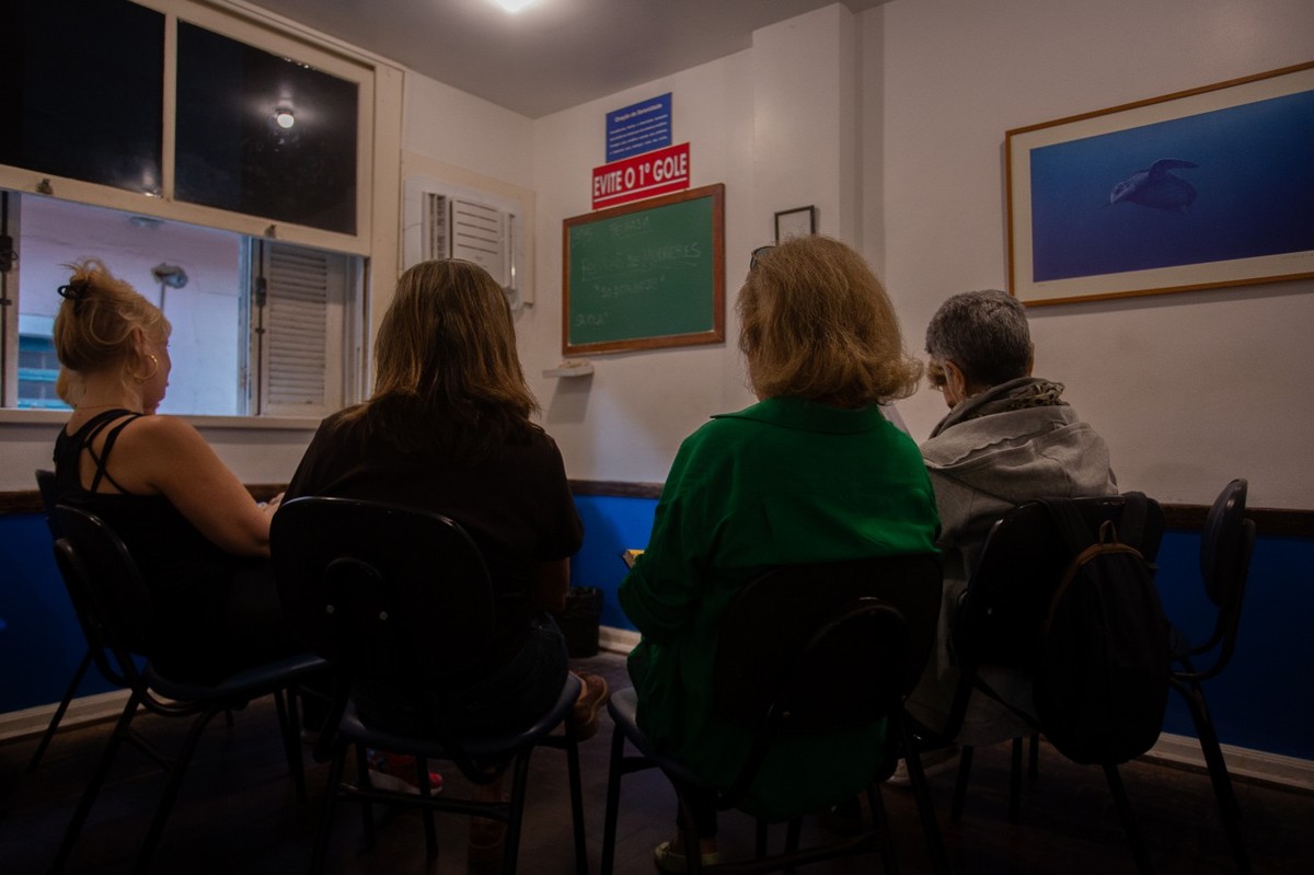 AA comemora 78 anos no Brasil com seminário especial em Copacabana Reunião do Alcoólicos Anônimos apenas para mulheres na Zona Sul do Rio (Foto: Julia Aguiar/Agência O Globo)