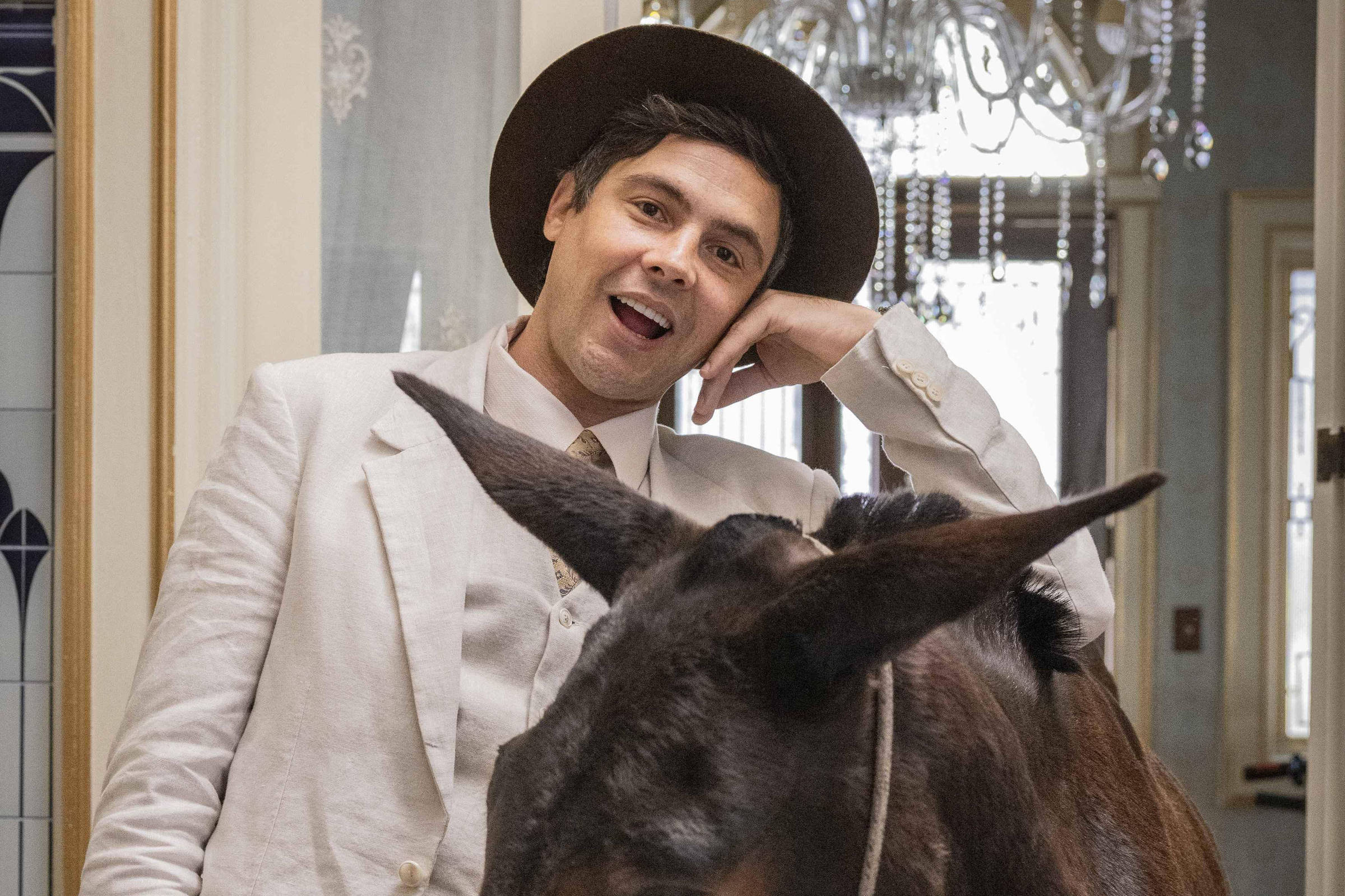 Sergio Guizé como Candinho em 'Êta Mundo Melhor': primeiro capítulo não tem hora para começar na segunda (30) (Foto: Fabio Rocha/TVGlobo/Fábio Rocha/Globo)