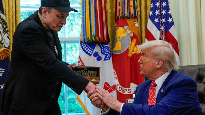 Trump garante apoio a Musk e afirma que não irá prejudicar suas empresas Elon Musk recebe uma chave dourada do presidente dos EUA, Donald Trump, no Salão Oval da Casa Branca em Washington, D.C., EUA, em 30 de maio de 2025. (Foto: REUTERS/Nathan Howard)
