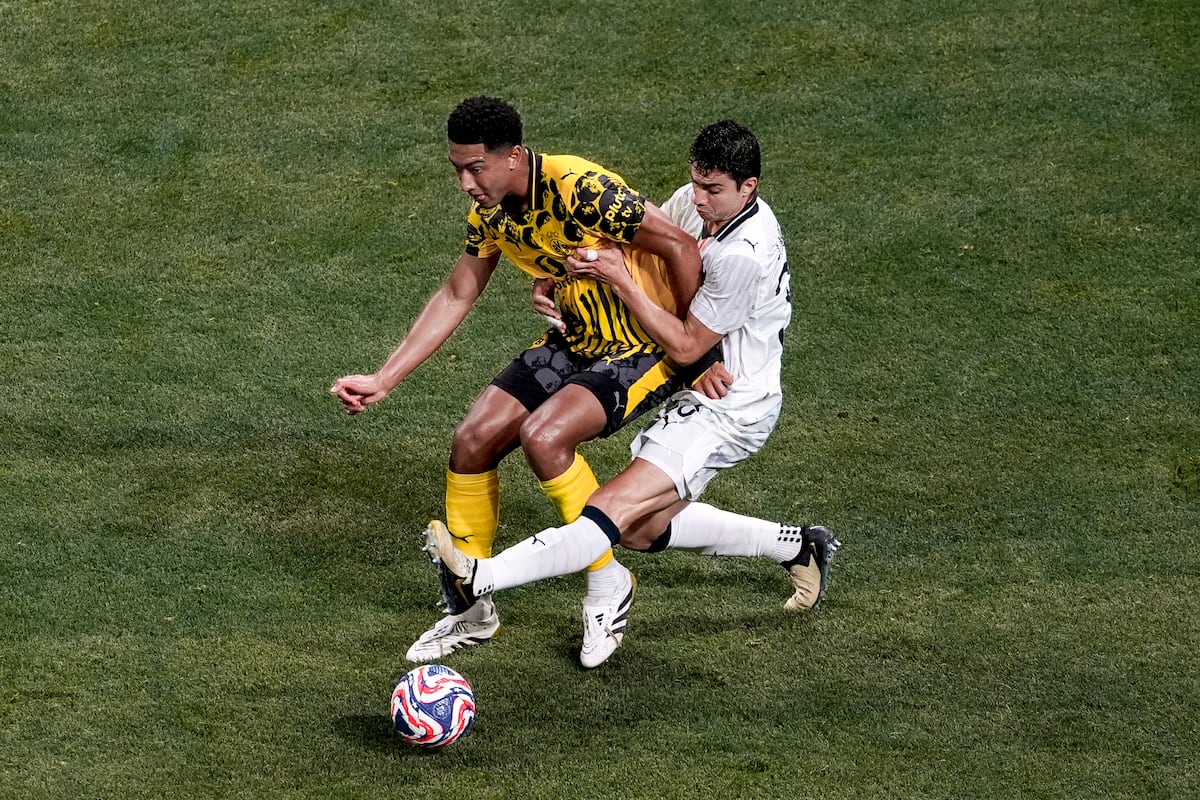 Jobe decide ir para o Dortmund após partida decisiva contra Jude que não jogará Jobe Bellingham protege a bola no jogo de oitavas contra Monterrey. (Foto: Alexandre Simoes/Borussia Dortmund via Getty Images)