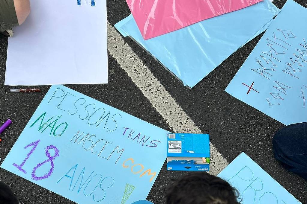 Pesquisadores criticam restrições ao tratamento hormonal para crianças trans Crianças pintam cartazes durante oficina organizada pela ONG Crianças Trans Existem, na Parada do Orgulho LGBT+, em São Paulo (Foto: Anna Virginia Balloussier/Folhapress)