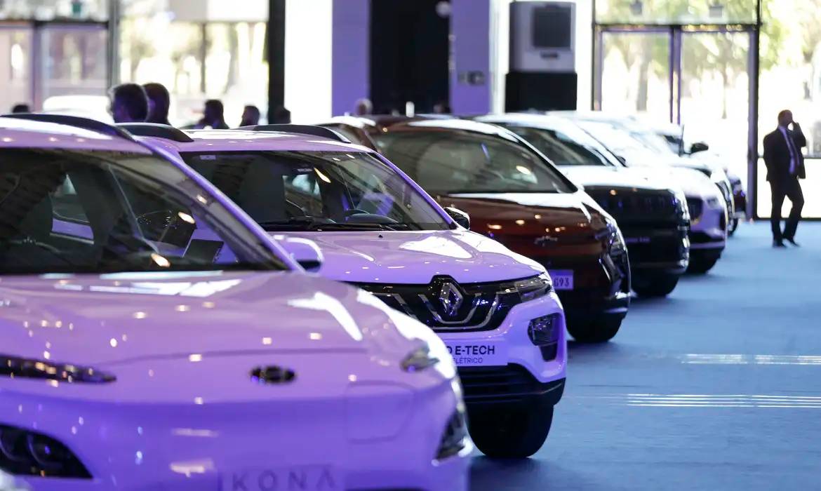 Vendas de veículos novos caem em junho, mas sobem 4,8% no primeiro semestre Vendas de veículos novos caem em junho, mas sobem 4,8% no primeiro semestre