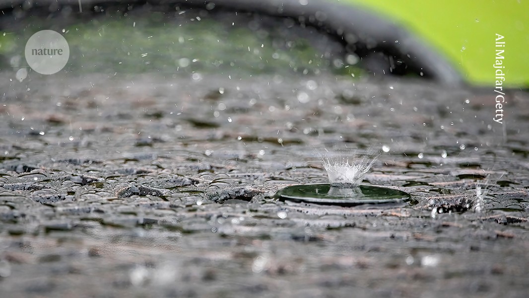 A água da chuva contém níveis crescentes de um produto químico feito pelo homem chamado ácido trifluoroacético (TFA). (Foto: Ali Majdfar/Getty)