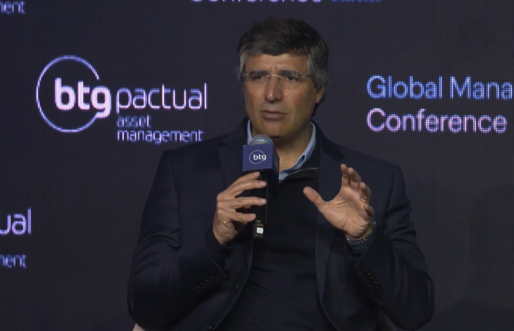 Estrangeiros demonstram otimismo com o Brasil, enquanto preços são influenciados por fatores externos André Esteves, chairman do BTG Pactual, no Global Manager Conference 2025 (Foto: Reprodução)