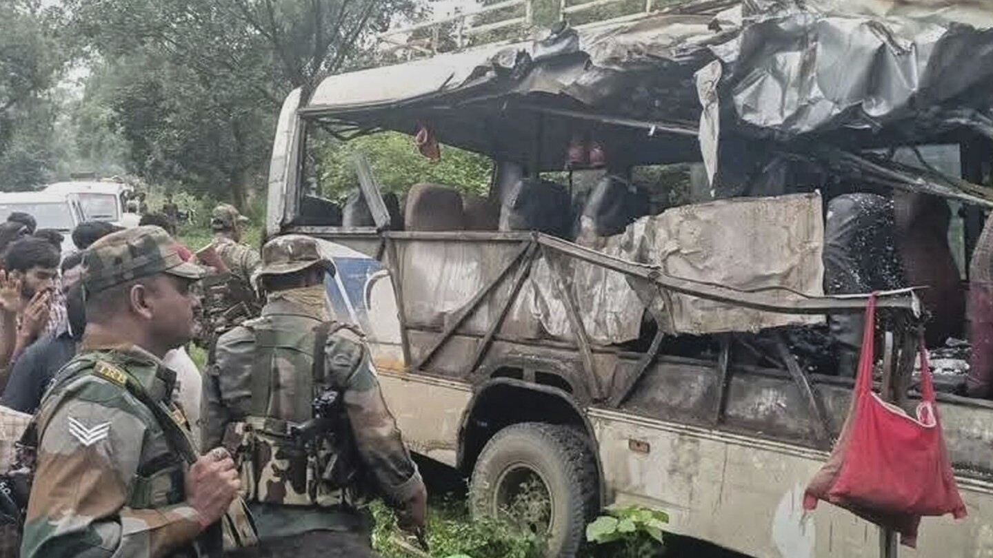 Soldados de uma força paramilitar indiana inspecionam os destroços de um ônibus que transportava peregrinos hindus e colidiu com um caminhão de transporte em Deoghar, a cerca de 268 quilômetros (167 milhas) de Ranchi, no estado indiano de Jharkhand, na terça-feira, 29 de julho de 2025. (Foto: AP Photo)