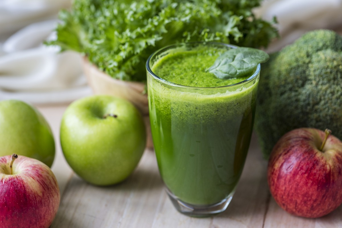 Prepare suco detox para limpar o fígado e eliminar o mau hálito Suco verde (Foto: Freepik)
