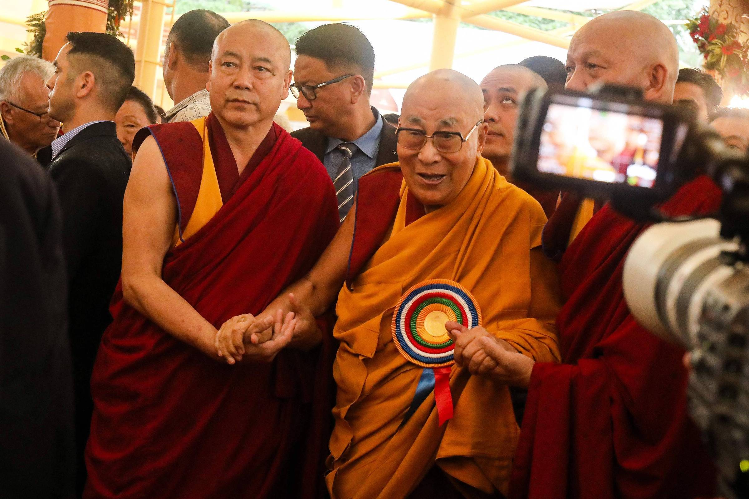 China teme impacto da sucessão do Dalai Lama na identidade tibetana e no exílio O líder espiritual tibetano dalai-lama chega para uma cerimônia de oferenda de orações por sua longevidade, no Templo Tibetano Principal em McLeod Ganj, próximo a Dharamsala (Foto: Sanjay Baid/AFP)