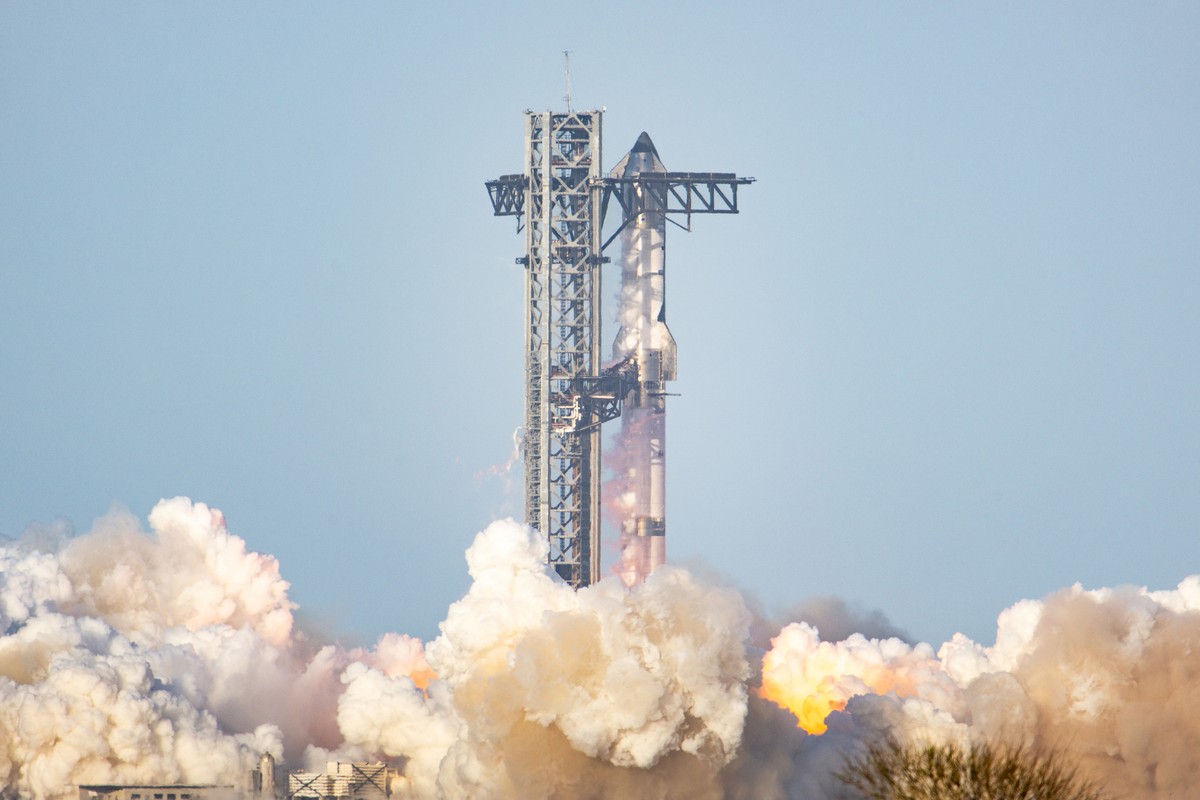 SpaceX pode ser avaliada em US$ 400 bilhões com nova venda de ações A SpaceX Starship Flight 8 decola na praia de Boca Chica, Texas, em março (Foto: Brandon Bell/Getty Images via Bloomberg)
