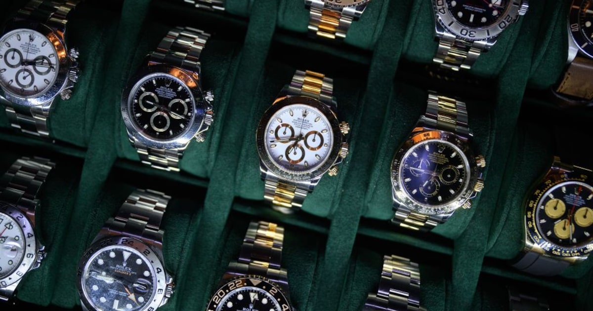 Mercado de relógios de luxo usados pode passar por transformação significativa Modelos da Rolex expostos em loja em Londres: preços no mercado secundário estão abaixo de pico em anos passados (Foto: Leon Neal/Getty Images)