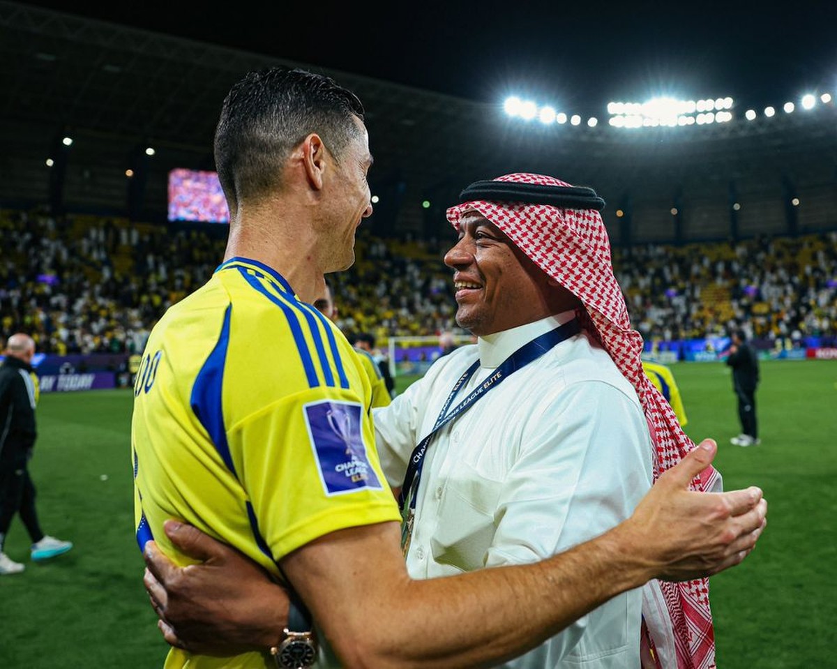 Majed Jaman Al-Sorour com Cristiano Ronaldo após jogo do Al Nassr (Foto: Al Nassr)