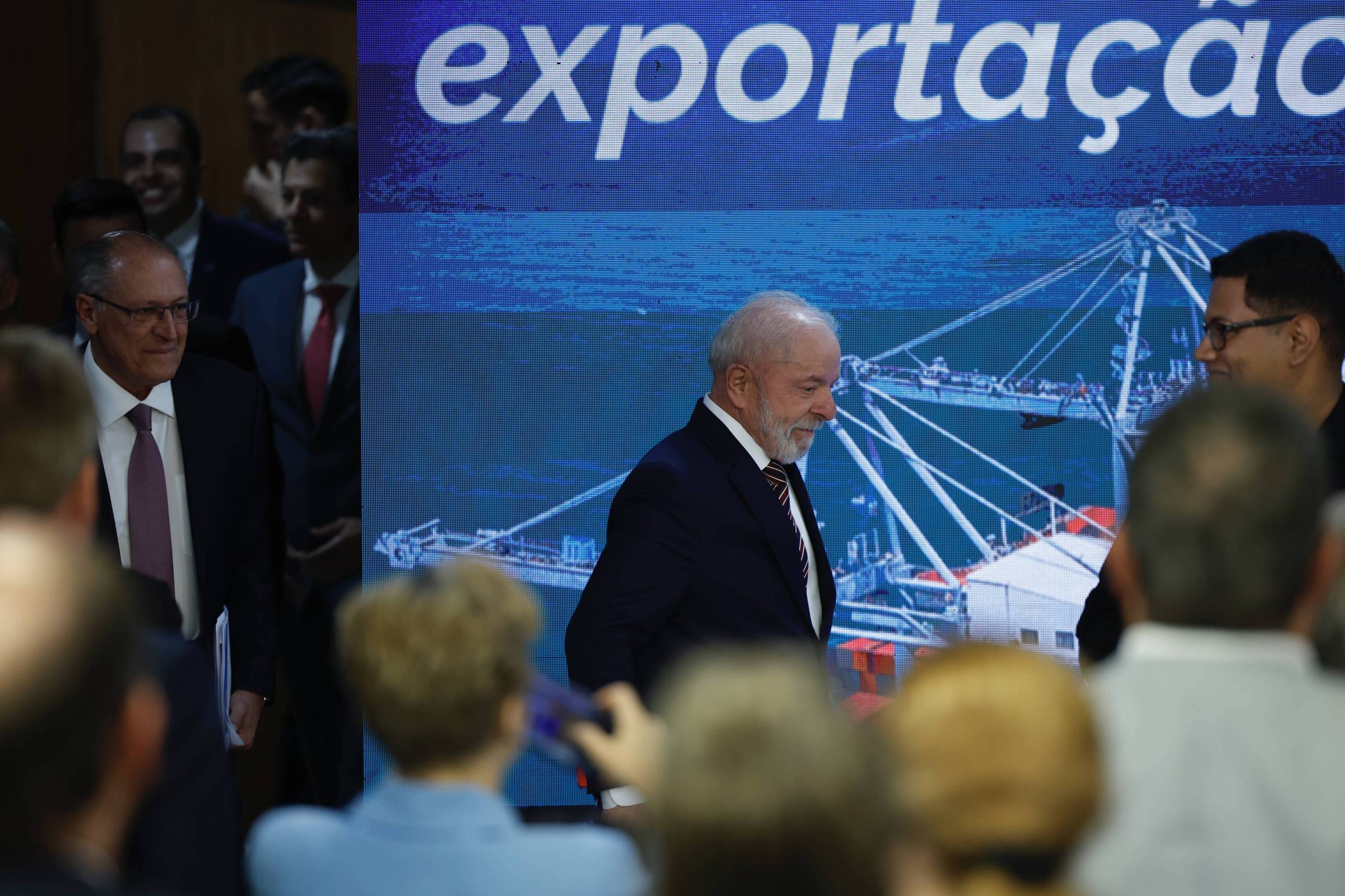 89% dos brasileiros acreditam que tarifas de Trump vão impactar a economia nacional O presidente Lula durante cerimônia de sanção do programa Acredita Exportação, no Palácio do Planalto (Foto: Pedro Ladeira - 28.jul.25/Folhapress)