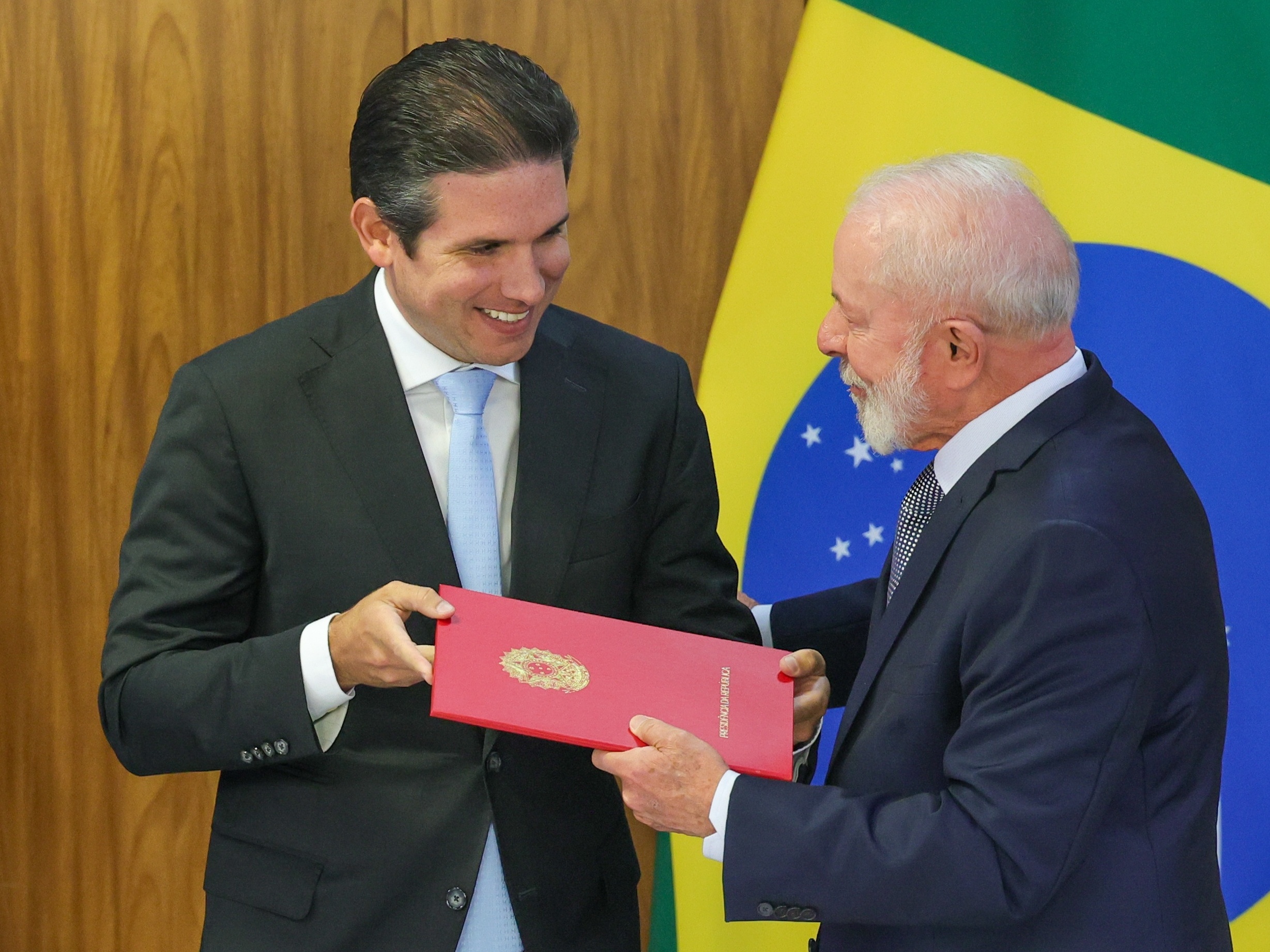 Câmara e governo se unem para avançar na isenção do IR visando 2026 O presidente da Câmara, Hugo Motta, sorri com Lula (Foto: Fabio Rodrigues-Pozzebom/ Agência Brasil)