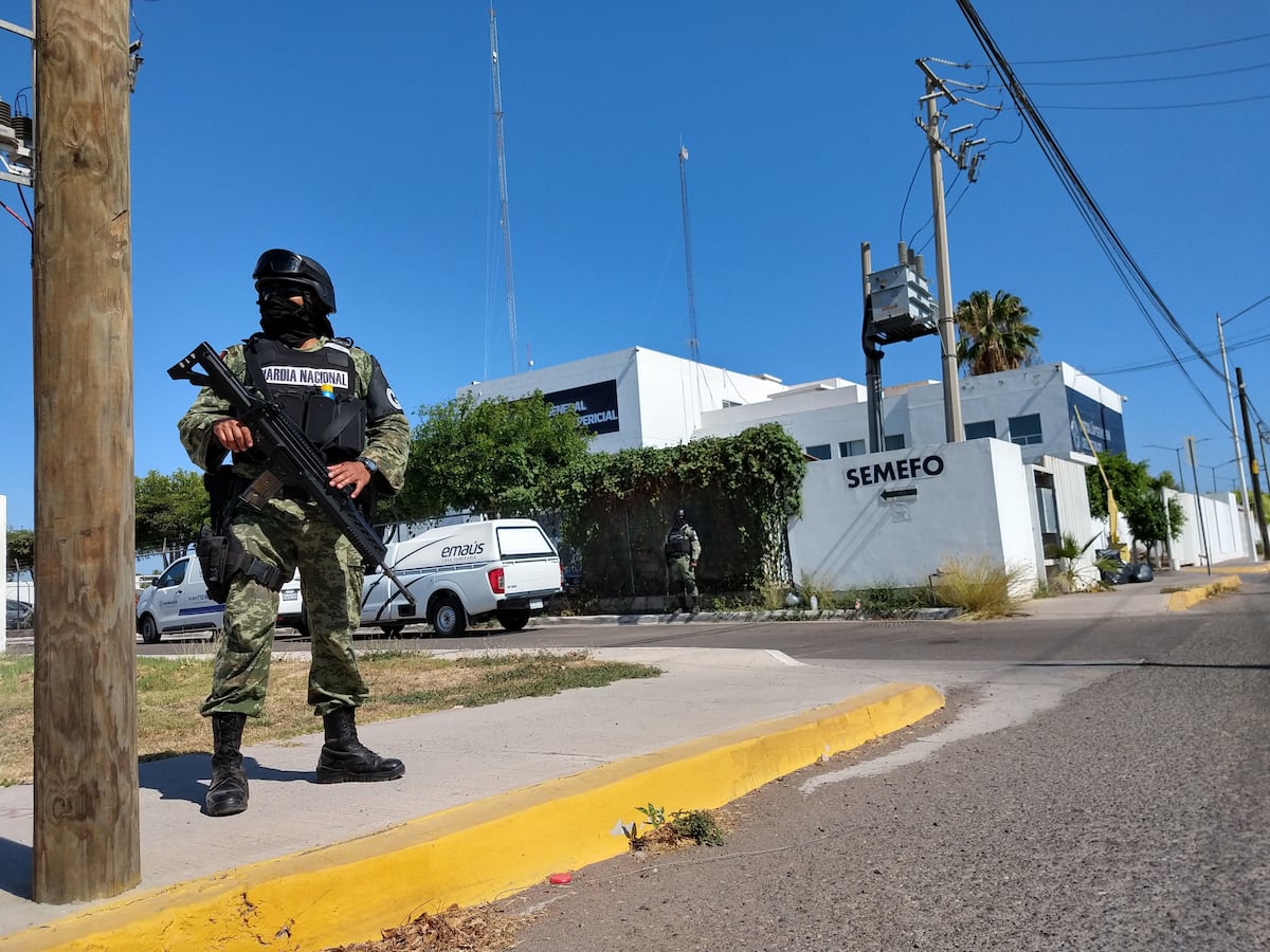 Cuerpos decapitados e abandonados em Sinaloa revelam a brutalidade da guerra do tráfico Elemento da Guarda Nacional resguarda as instalações do Serviço Médico Forense, em Culiacán. (Foto: Juan Carlos Cruz/Cuartoscuro)