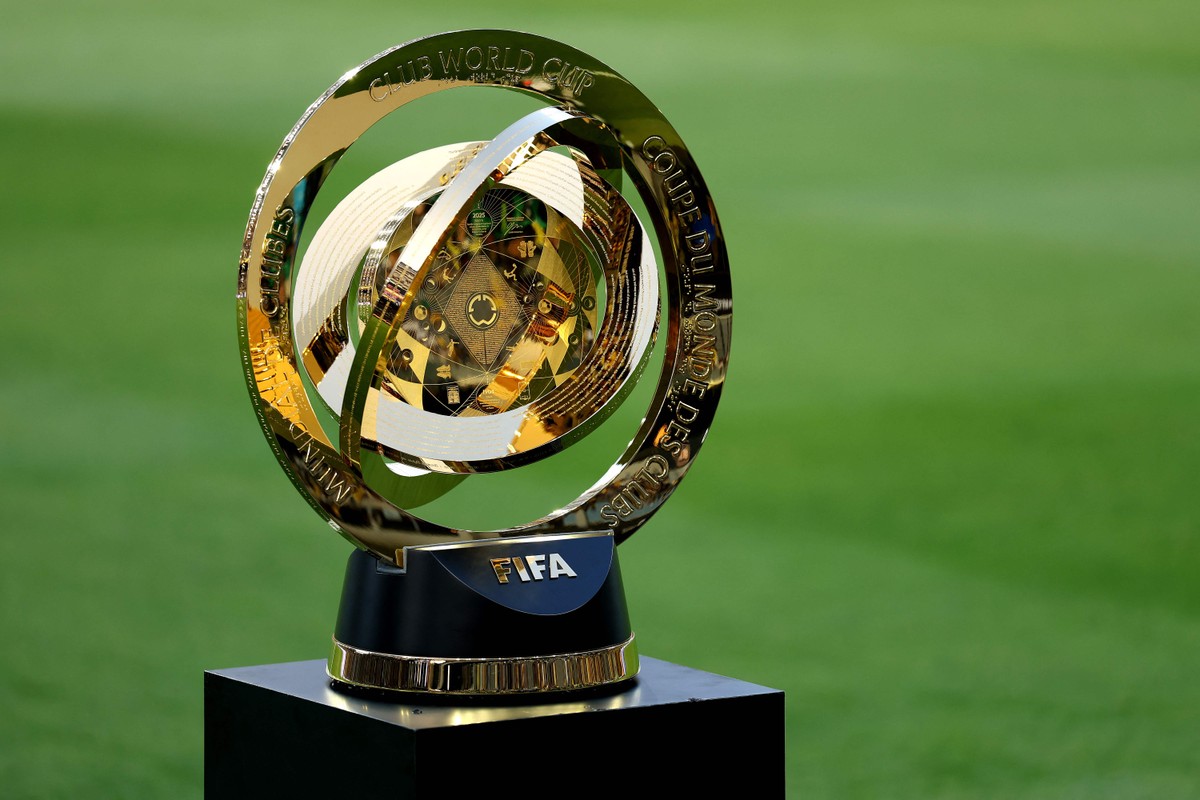 Troféu do Mundial de Clubes de 2025 (Foto: Luke Hales / GETTY IMAGES NORTH AMERICA / AFP)