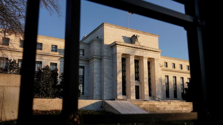 Fed avalia mudanças nos critérios para definir um banco 'bem gerido' O edifício do Federal Reserve é visto antes de o conselho do Federal Reserve sinalizar planos para aumentar as taxas de juros em março, enquanto se concentra em combater a inflação, em Washington, D.C., em 26 de janeiro de 2022. (Foto: Joshua Roberts | Reuters)