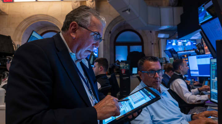 Traders trabalham no pregão da Bolsa de Valores de Nova York (NYSE) em 12 de agosto de 2025 na cidade de Nova York. (Foto: Spencer Platt | Getty Images)