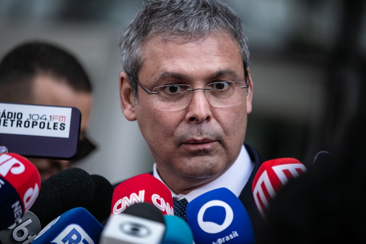 Município do RJ cobra quase R$ 1 milhão de deputado Lindbergh Farias Deputado Lindbergh Farias em coletiva na Polícia Federal (Foto: Brenno Carvalho / Agência O Globo)