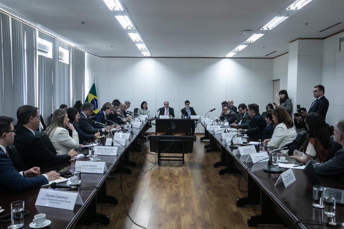 Governo Lula prioriza bens perecíveis e pequenas empresas em pacote de socorro O vice-presidente e ministro da Indústria Geraldo Alckmin conduziu rodada de reunião com empresários sobre tarifas de Trump (Foto: Brenno Carvalho/Agência O Globo)